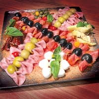 Плато антипасти сыры, маринованные закуски, мясные закуски, орехи для фуршета в Алматы, кейтеринг